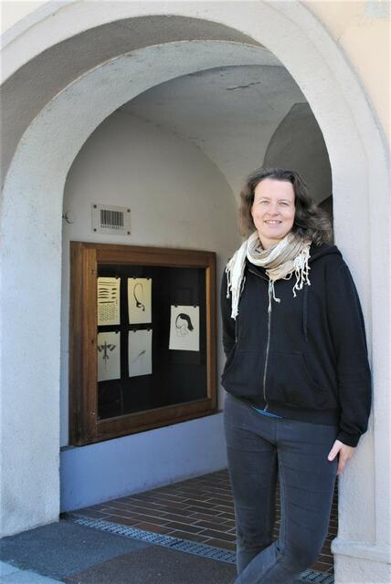 Ulli Gollesch vor ihrer Schaufenstergalerie Kunst off-space Narrenkastl in Frohnleiten feiert Jubiläum. | Foto: M. Pachler