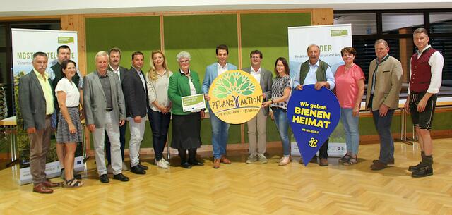 Zahlreiche Gemeindevertreter des Bezirks unterstützen die Obstbaum-Pflanzaktion der LEADER Region. | Foto: LEADER Region Mostviertel