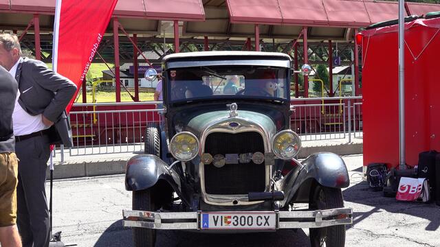 Von den 20er Jahren des 20. Jahrhunderts an, bis zum Beginn der Tourismushochzeit in Gastein im Jahr 1928 wurden sehr behelfsmäßig und je Bedarf etwa 100 Fahrzeuge pro Jahr über Rampen verladen und transportiert.  | Foto: Hans Kofler