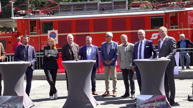Die Ehrengäste freuen sich, dass jedes Jahr mehr als 180.000 Fahrzeuge die Tauernschleuse nutzen. | Foto: Hans Kofler