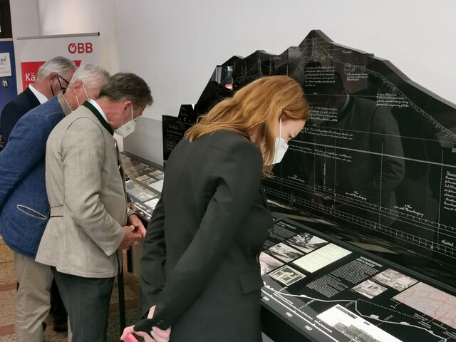 Eine Dauerausstellung über die Geschichte der Autoschleuse, gestaltet durch den renommierten Künstler Clemens Hoke, wurde im Bahnhofsgebäude offiziell eröffnet.  | Foto: ÖBB/Limpl