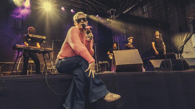 Mit seiner außergewöhnlichen Stimme und Bühnenpräsenz gewann Lou Asril die Herzen des Publikums. | Foto: Kendlbacher