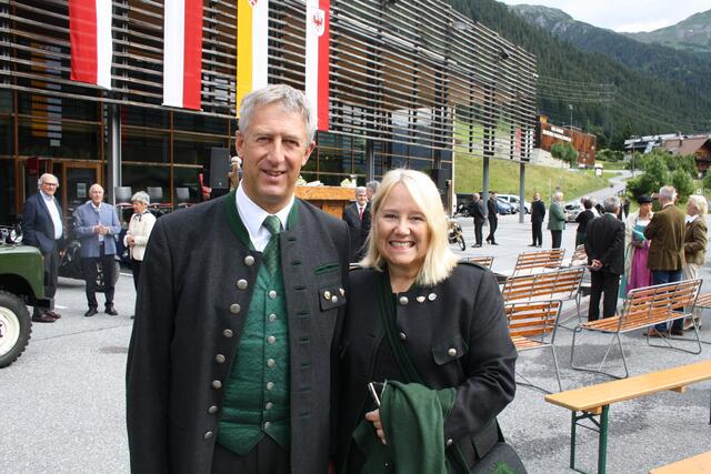 Der neue Lecher Bürgermeister Stefan Jochum kam mit Gattin Ulli zum Festgottesdienst.  | Foto: Elisabeth Zangerl 