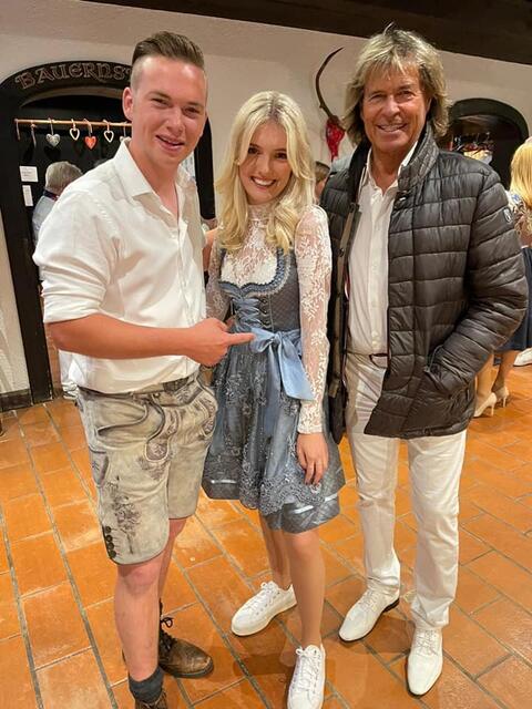 Hansi Hinterseer lächelte mit Nico und Lisa | Foto: Lisa Mikolaschek