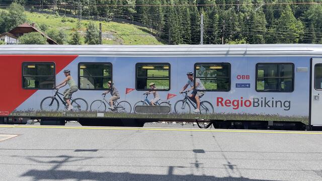 Pro Jahr werden mit einem eigenen Radwaggon über 13.000 Räder transportiert.  | Foto: Hans Kofler