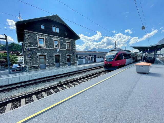 Die aktuellen Zustände am Bahnhof Völs werden immer wieder kritisiert – die ÖBB setzen auf die geplante Erneuerung in den kommenden Jahren. | Foto: Hassl