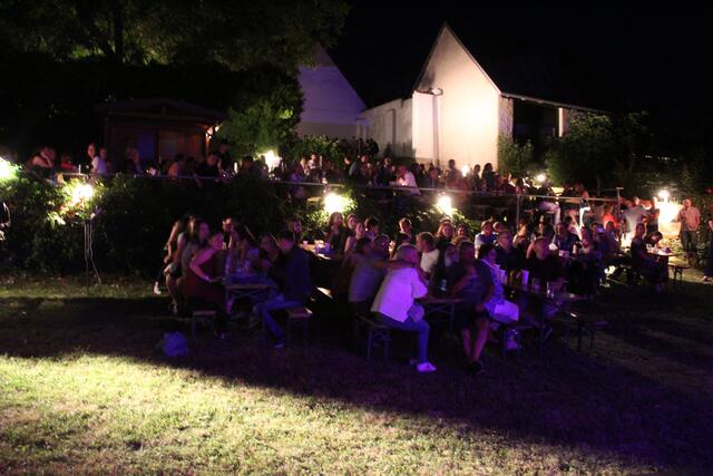 ... und der Sommerabend und wiedergewonnene Freiheit genossten.