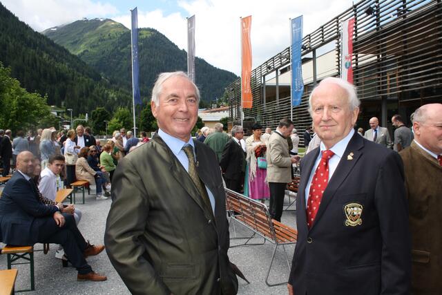 Skilegende Karl Schranz und Bruderschaftsmeister Adi Werner.  | Foto: Elisabeth Zangerl 