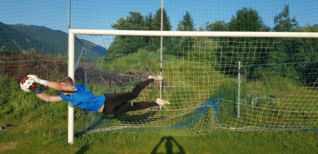 Wer Tore verhindern möchte, muß auch fliegen können. Und dies kann und weiß Dellach Keeper Jakob Karpf.  | Foto: Dabernig/KK