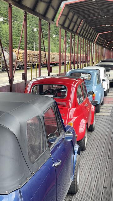 Nach der Elektrifizierung der Tauernbahn wurden bereits mehr als 3.000 Fahrzeuge jährlich transportiert.  | Foto: Hans Kofler
