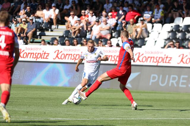 Thomas Goiginger – hier am Ball – zeigte eine erneut starke Leistung im schwarz-weißen Trikot. | Foto: Reischl