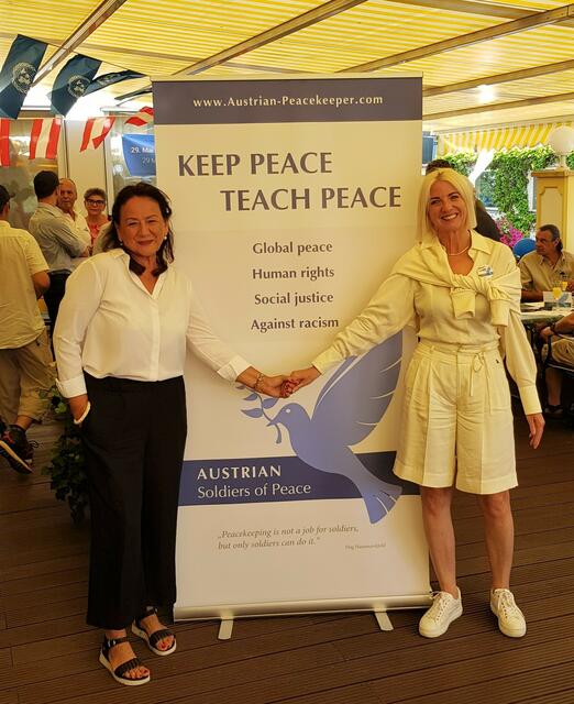 v.l. Edit Fleischberger aus Baden bei Wien u. Daniela Erber aus dem Brixental | Foto: Gerhard F. Dujmovits - Friedenssoldaten
