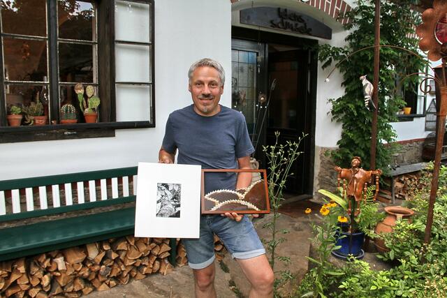 Nicht nur in der in seiner Lebensschmiede in Bad Schwanberg kann man die Bilder von Heinrich Pansi bewundern. Im wunderschönen Garten und in der Kunsthandwerksgalerie findet man auch zahlreiche Metallobjekte von ihm. | Foto: Josef Fürbass