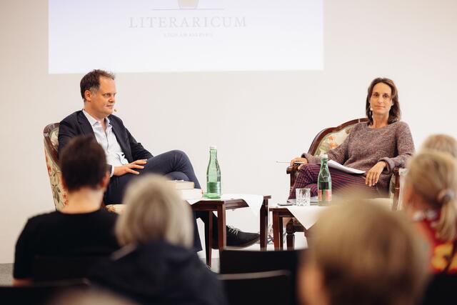 Der  Schweizer Literaturwissenschaftler Thomas Strässle bei seinem Gespräch mit Moderatorin Katharina Teutsch (v.l.). | Foto: Literaricum Lech by Christoph Schöch