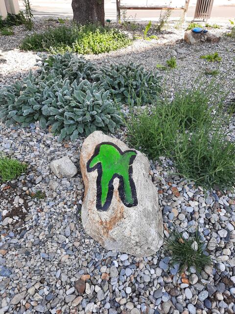 Auch Steine wurden bunt bemalt. | Foto: KK
