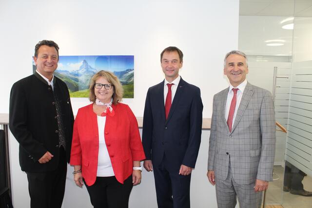 Bürgermeister Horst Hufnagl, Bürgermeisterin Vera Pramberger, Oberbank-Fililaleiter Werner Helmberger und Oberbank-Vorstand Wolfgang Pillichshammer (v.li.) | Foto: Staudinger