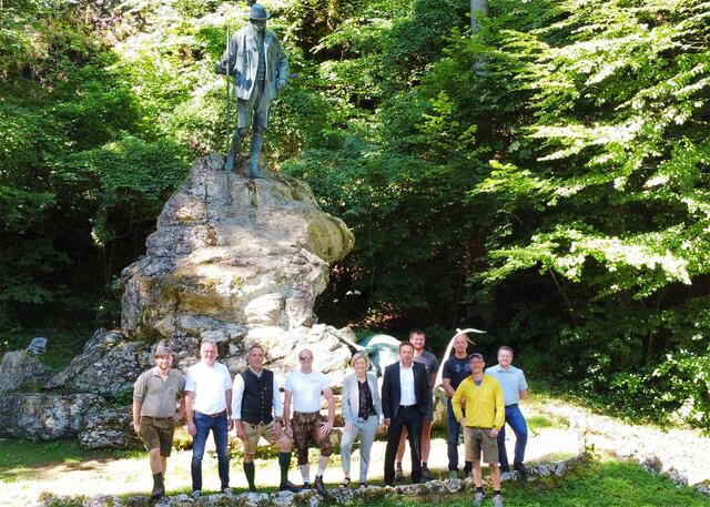 Vor dem Kaiserjagdstandbild: Matthias Hackl (ÖBf), Kurt Reiter (GF Salzwelten), Leopold Schilcher (Bgm. Bad Goisern), David Scherer (Höhenarbeit Scherer), Ines Schiller (Bürgermeisterin Bad Ischl), Kurt Thomanek (Vorstand Salinen Austria AG), Markus Pomberger (Salinen Austria AG), Pierre Prokop (Salinen Austria AG), Markus Einberger (Landesgeologe), Michael Lanthaler (Betriebsleiter Bergbau Salinen Austria AG).