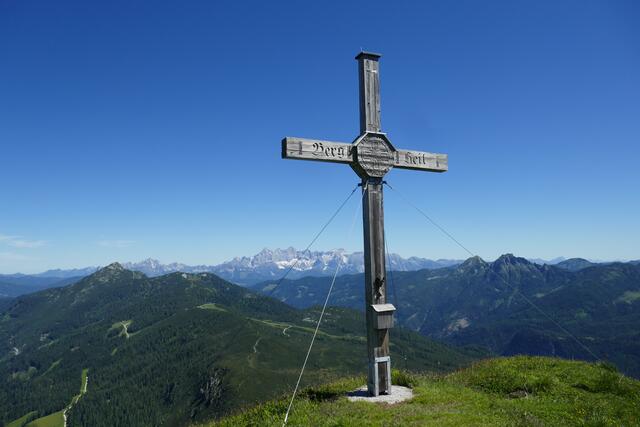 Bärenstaffl - hinter dem Kreuz der Dachstein.  | Foto: Thomas Neuhold