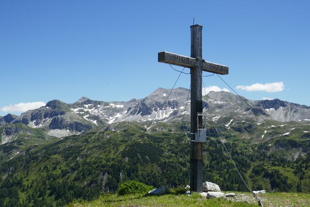 Am Spirzinger - hinter dem Kreuz der Große Keil.  | Foto: Thomas Neuhold