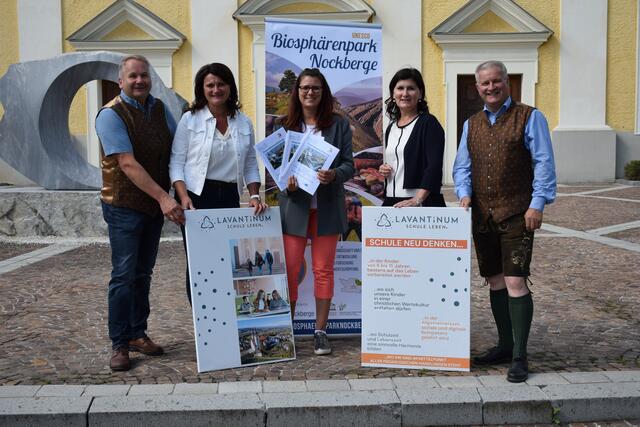 Nach Unterzeichnung der Kooperationsvereinbarung: Heinz Mayer (Öffentlichkeitsarbeit Biosphärenpark), Lavantinum-Direktorin Karin Maier, Landesrätin Sara Schaar, Bürgermeisterin Maria Knauder und Biosphärenpark-Leiter Dietmar Rossmann (von links),
