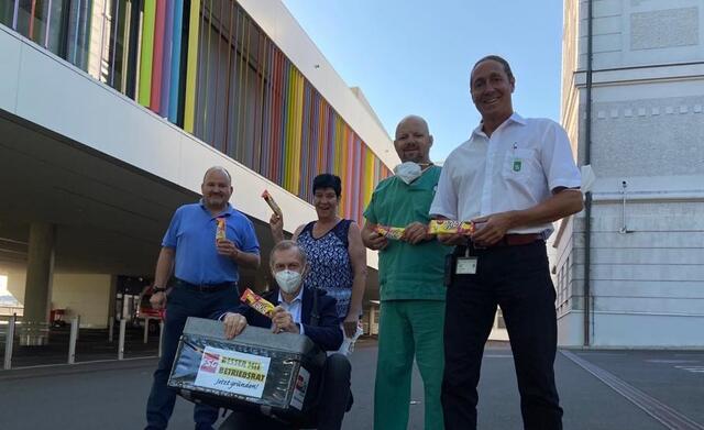Die Funktionäre der FSG Südoststeiermark rund um AK-Präsident Josef Pesserl (2.v.r.), FSG-Vorsitzenden Christian Fürntrath (r.)  und FSG-Sekretär Karl Heinz Platzer (l.) tourten mit Eis durch die Region und machten auch im LKH Feldbach Station. | Foto: FSG Südoststeiermark