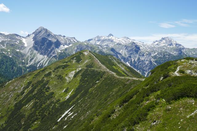Blick vom Spazeck zum Spirzinger - gut sichtbar der mögliche Abschneider unter dem Gipfel Richtung Südwiener.  | Foto: Thomas Neuhold