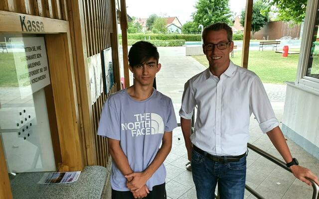 Praktikant Niki Kaindl und Bürgermeister Johannes Heuras | Foto: Gemeinde St. Peter/Au