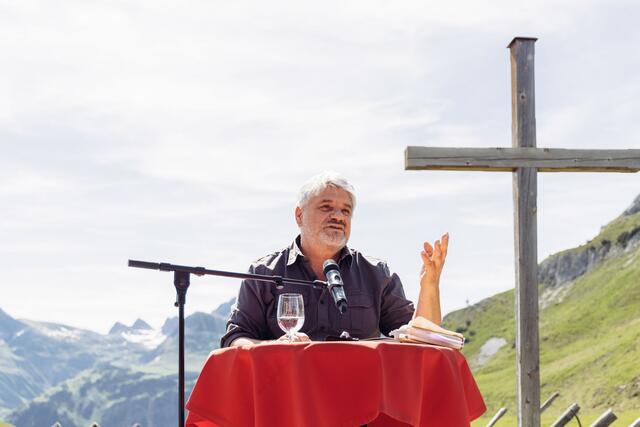 Der aus Landeck stammende Raoul Schrott auf der Kriegeralpe über Die Erfindung der Poesie – die Sumerer und das Gilgamesch-Epos. | Foto: Literaricum Lech by Christoph Schöch