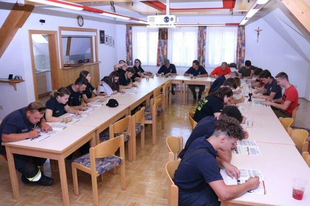 In der FF Afling tüftelten die Feuerwehrleute über die theoretische Grundausbildung. | Foto: Holawat