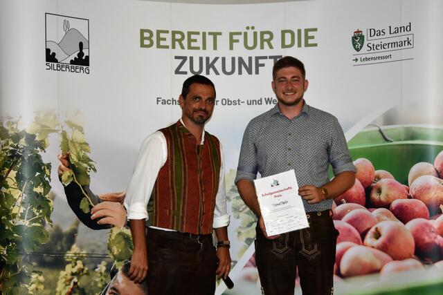 Im Rahmen der Abschlussfeier der Betriebsleiterklassen für Obst- und Weinbau in Silberberg bekam Thomas Thaller den Sozialpreis der Schule von Klassenvorstand Georg Innerhofer verliehen.  | Foto: FS Silberberg