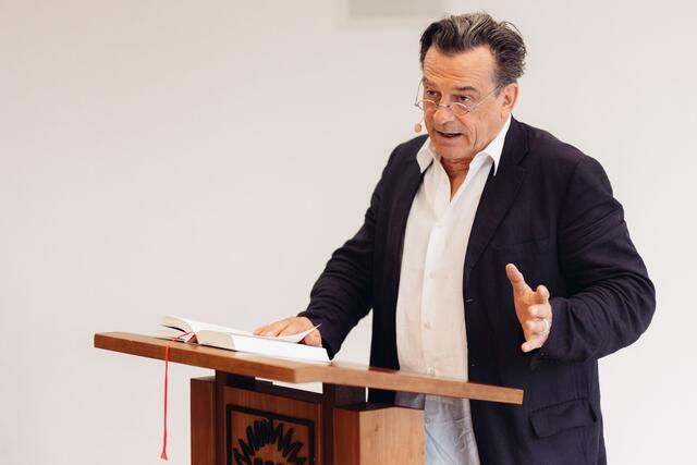 Schauspieler Thomas Saarbacher las aus der Neuübersetzung des Simplicissimus. | Foto: Literaricum Lech by Christoph Schöch