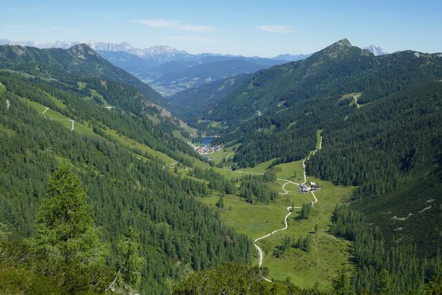 Tiefblick Richtung Zauchensee.  | Foto: Thomas Neuhold