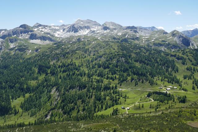 Blick auf den Südwiener-Sattel - im Hintergrund der Hauptkamm der Radstädter Tauern mit dem Großen und dem Kleinen Keil in der Bildmitte.  | Foto: Thomas Neuhold