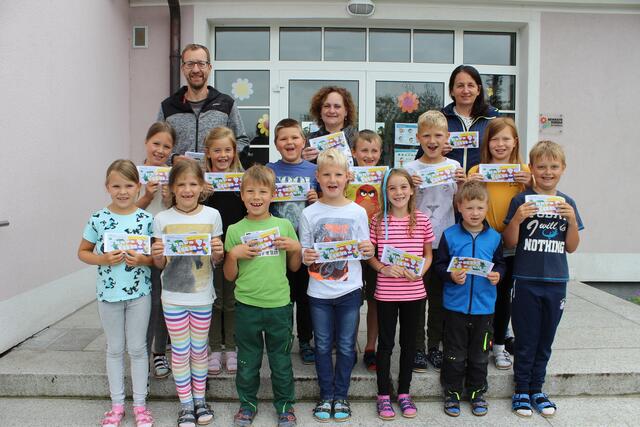 Die Volksschüler freuen sich über das Ferienscheckheft. | Foto: Anton Gahleitner