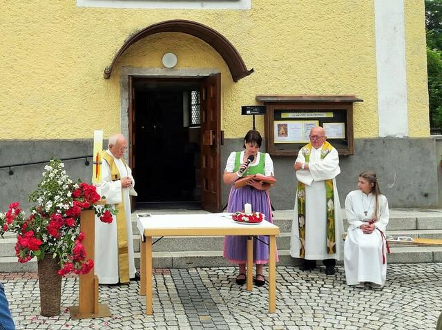 Besondere Feier vor der Katholische Kirche Obertraun. | Foto: Privat