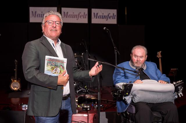 Präsentation des Buches " Goldbrünnlein und Drachenwand, Sagen und Märchen einer Landschaft für Erwachsene und Kinder" durch Bernhard Iglhauser; im Bild: Landeshauptmann-Stellvertreter Heinrich Schellhorn und Bernhard Iglhauser  | Foto: Albert Moser