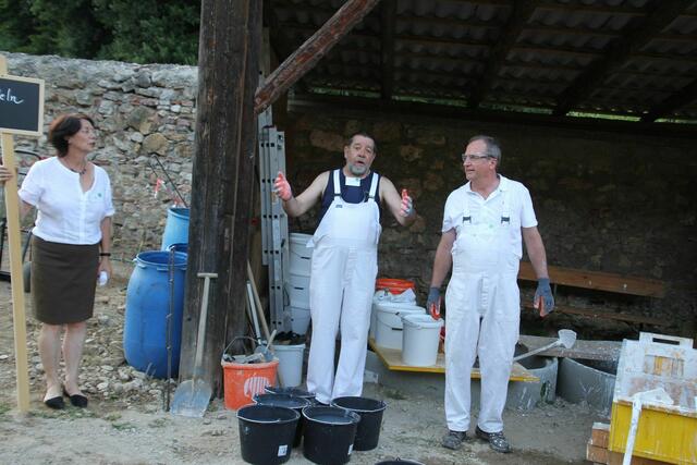 Restaurator Peter Meder (m.) gibt sein Wissen weiter. | Foto: Verein "Reiner Handwerk"