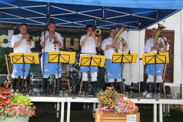 Die "kleine dorfmusik" kam aus dem Burgenland angereist und spielte einen Frühschoppen am Trummerhof in Floing. | Foto: Hofmüller (24x)