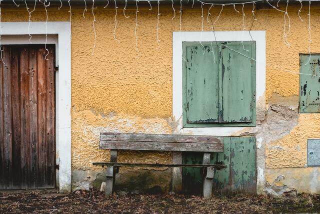 Unbenutzt werden Häuser oft Opfer von Verfall sodass sich eine Sanierung wirtschaftlich nicht mehr lohnt. | Foto: Symbolbild Unsplash