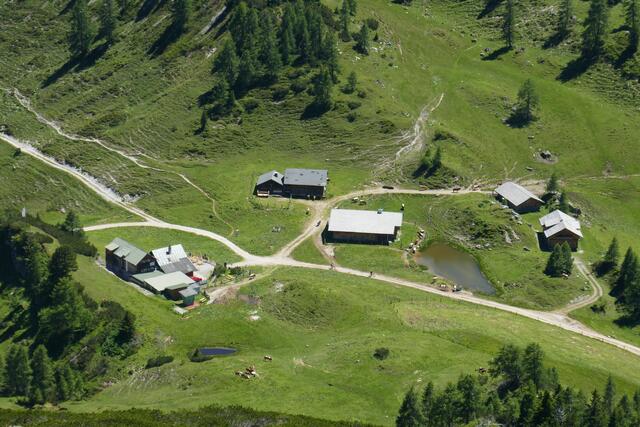 Tiefblick auf die Pleißlingalm mit der Südwiener-Hütte links vorne.  | Foto: Thomas Neuhold