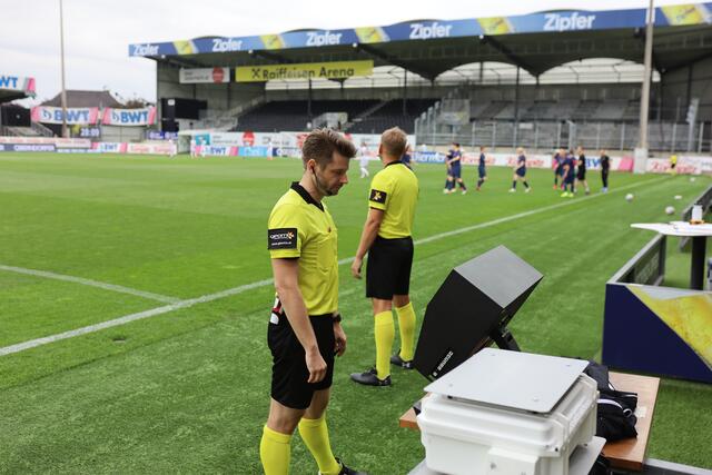 Am Spielfeldrand werden strittige Szenen nachbetrachtet. | Foto: Reischl