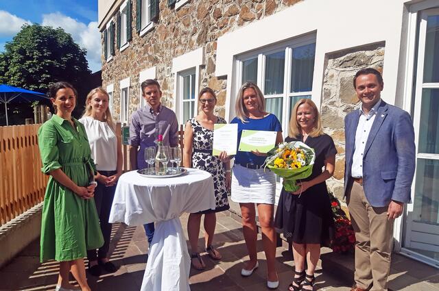 Im Bild von links: Elternvertreterinnen Lisa Werni und Jasmin Urban, Johannes Figl, BSc, MA (bvaeb), AVOS-GF Mag. Angelika Bukovski, MiM, MBA, Barbara Paganal (Gesundheitsbeauftragte Kindergarten Mattsee), Kindergarten-Leiterin Sandra Wallner und Bürgermeister Michael Schwarzmayr. | Foto: AVOS