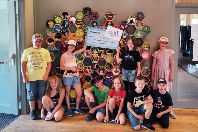 Tag der Artenvielfalt: Die Schüler der Naturparkschulen der Region freuen sich über das von ihnen geschaffene Kunstwerk. | Foto: Naturpark Ötscher-Tormäuer