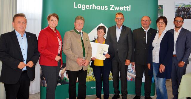 Bürgermeister Franz Mold, Bundesrätin Andrea Wagner, Obmann Erich Fuchs, Elisabeth Steininger, Vorstandsdirektor Stefan Mayerhofer, Geschäftsführer Johann Bayr, Bezirksbäuerin Renate Braunsteiner und Franz Leidler (v.l.) bei der Generalversammlung | Foto: RLH Zwettl