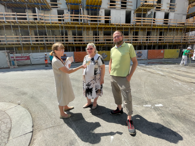 Brigitte Schwarz dokumentierte den Baustellen-Prozess mit der Kamera. Auch Markus Loos (SPÖ) machte sich ein Bild von der Lage.  | Foto: Patricia Hillinger