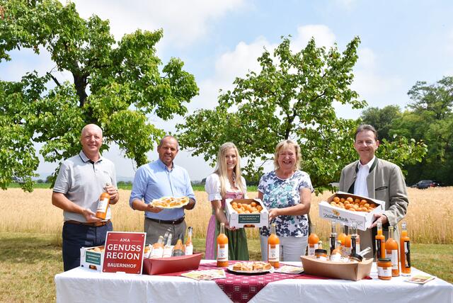 Johann Paradeisz, Bio-Marillenbauer aus Kittsee; Johannes Hornek, Bürgermeister Kittsee; Sophie Müllner, Marillenprinzessin; Maria Bezenek-Salvamoser, Obfrau Kittseer Marillenverein und Nikolaus Berlakovich, Präsident LK Burgenland | Foto: Kaiser/LK Burgenland