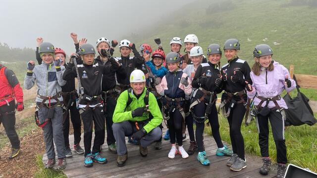 Die SchülerInnen der zweiten Sportklasse der MS Paznaun mit Lehrer Karl-Heinz Zangerl in Galtür. | Foto: Georg Juen
