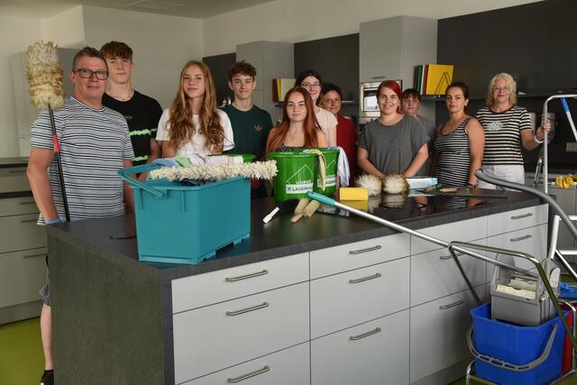 Stadträtin Andrea Reisenbauer mit Schulwart Markus Aichberger, den fleißigen Helferinnen Mara Reiterer, Sabine Endler, Fikrete Sinanaj und den nicht minder tüchtigen Ferialpraktikanten Tristan, Leonie, Benjamin, Naomi, Bianca und Marie. | Foto: Stadtgemeinde Ternitz