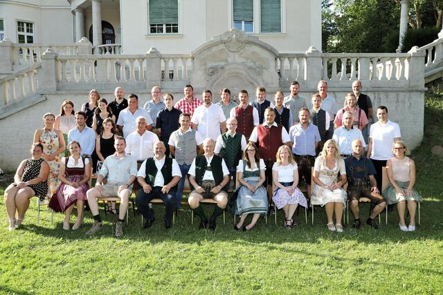 Die Absolventen gemeinsam mit Fachschul-Direktor Franz Patz (vorne, M.) und Ehrengästen der Abschlussfeier.  | Foto: Rupert Spörk