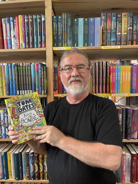 Vor allem die „Tom Gates“-Bücher sind laut Norbert Perkles sehr beliebt bei den Kindern. Sie sind gestaltet wie „Gregs Tagebuch“. | Foto: BRS/Jakaubek
